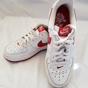 NIKE Women's Air Force 1 White/Varsity Red Rose